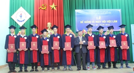 Lãnh đạo Trường trao bằng tốt nghiệp cho sinh viên hệ cao đẳng.