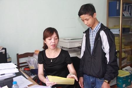 Nhân viên phụ trách công tác tuyển sinh Trường THPT Chu Văn An hướng dẫn học sinh làm hồ sơ xét tuyển vào lớp 10 năm học 2016-2017.
