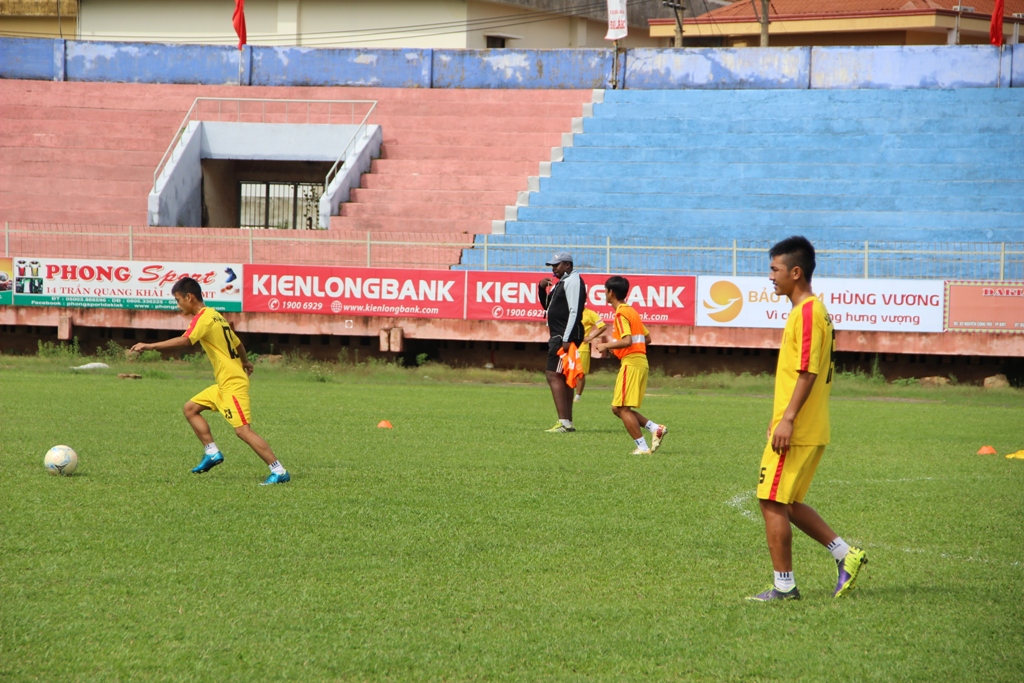  Các cầu thủ U17 Đắk Lắk trong 1 buổi tập trên sân vận động Buôn Ma Thuột.