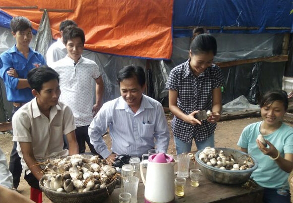 Giới thiệu sản phẩm nấm đến người dân trong huyện.