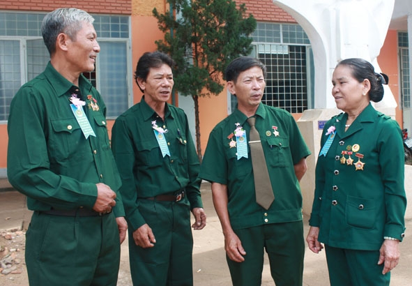 Bà Nguyễn Thị Định (thôn 6, xã Ea Kiết, huyện Cư M’gar) chia sẻ kinh nghiệm phát triển kinh tế với các hội viên cựu TNXP.