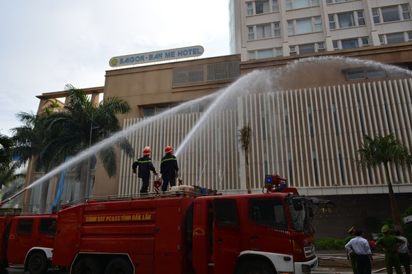 Cảnh sát PCCC thực tập phương án phòng chống cháy nổ tại Khách sạn Sài Gòn - Ban Mê.