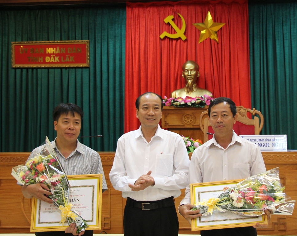 Chủ tịch UBND tỉnh Phạm Ngọc Nghị UBND tỉnh đã trao Bằng công nhận xã đạt chuẩn NTM cho 2 xã: Ea Kpam (huyện Cư M’gar) và Ea Ô (huyện Ea Kar)