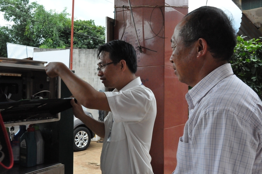 Cưo quan thuế thực hiện dán tem tại huyện Cư Kuin