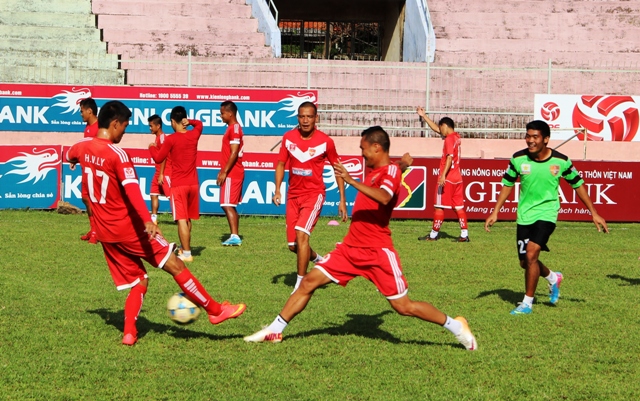 Các cầu thủ CLB bóng đá Đắk Lắk trong 1 buổi tập trên sân vận động Buôn Ma Thuột.