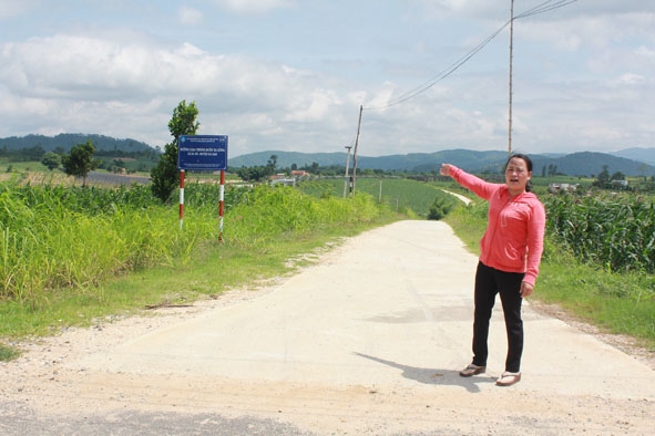 Bà Nguyễn Thị Quyền bên cạnh thửa đất đang bị tranh chấp nhiều năm nay chưa được giải quyết dứt điểm. Ảnh: Lê Thành