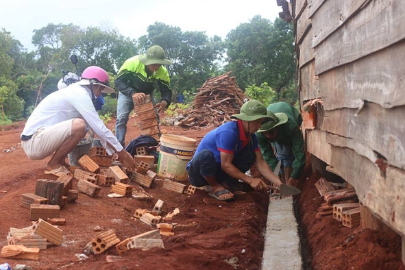 Đoàn viên thanh niên huyện Ea Súp đang sửa nhà cho gia đình ông Lang Văn Pờ.