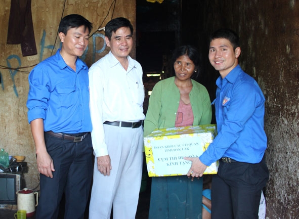 Đoàn khối các cơ quan tỉnh thăm, tặng quà gia đình chính sách khó khăn  ở xã Ea Na (huyện Krông Ana).