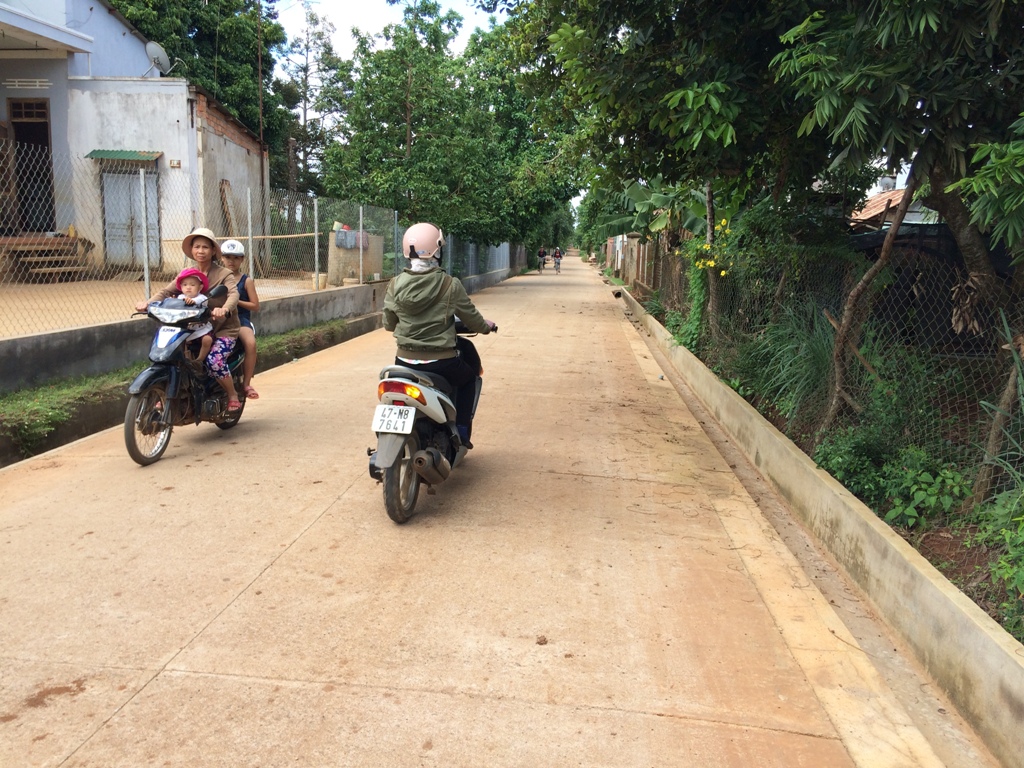 Một con đường liên thôn được bê tông hóa khang trang, sạch đẹp tại xã Hòa Hiệp.