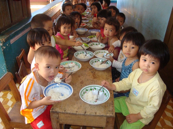 Giờ ăn trưa của các bé tại một cơ sở mầm non tư thục trên địa bàn huyện Ea H'leo.