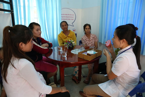 Cán bộ Trạm Y tế xã Tân Hòa tư vấn cho chị em kiến thức về chăm sóc sức khỏe sinh sản. 