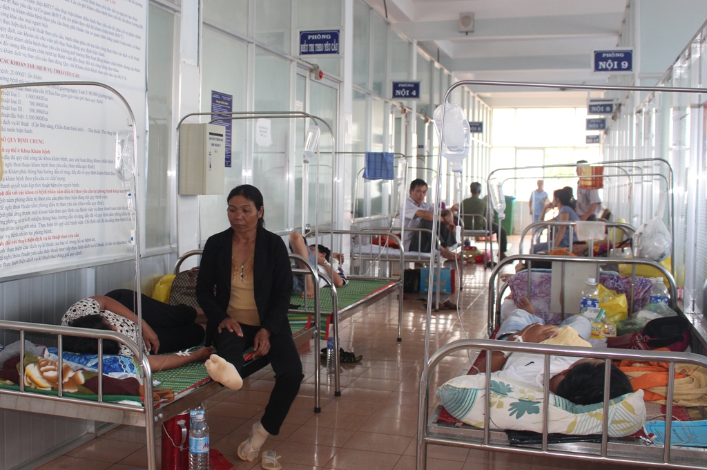 Các giường bệnh được bố trí, sắp xếp ngoài hành lang do tình trạng quá tải tại Khoa Nhi - Bệnh viện Đa khoa TP. Buôn Ma Thuột.
