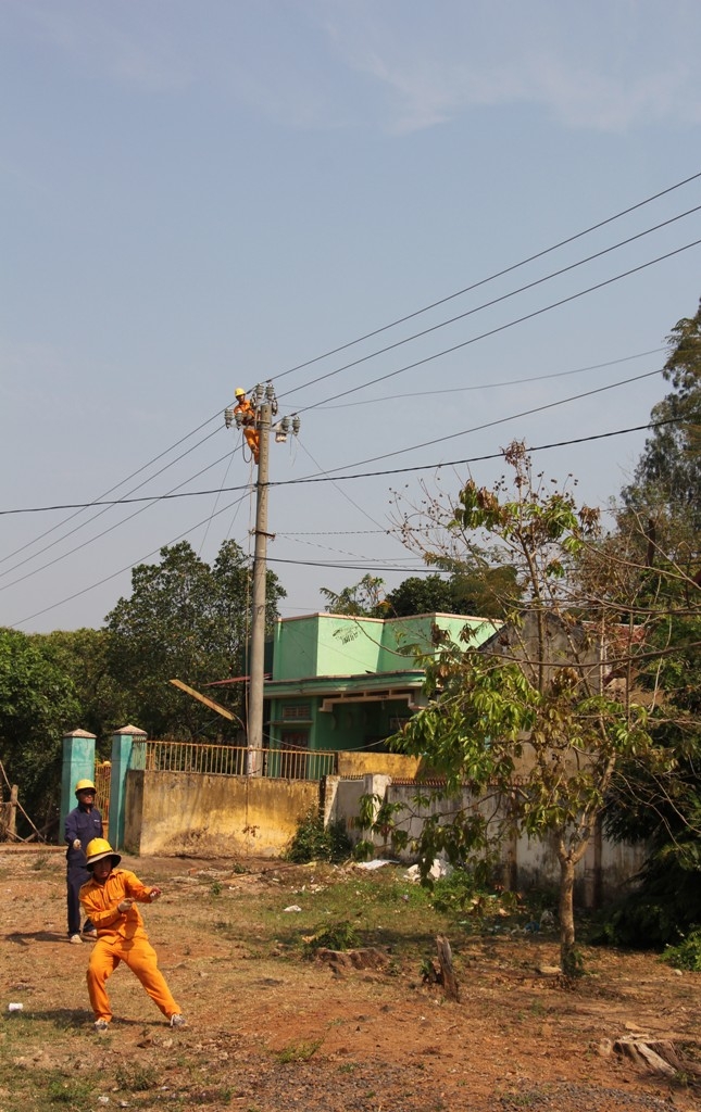 Thi công đường dây điện trên địa bàn xã Quảng Điền, huyện Krông Ana