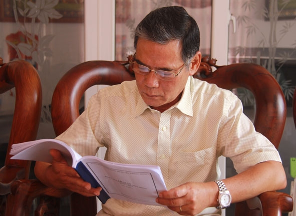 Đồng chí Cao Đức Khiêm, nguyên Phó Bí thư Thường trực Tỉnh ủy nghiên cứu dự thảo Lịch sử Đảng bộ huyện  Krông Bông giai đoạn 1975-2015.