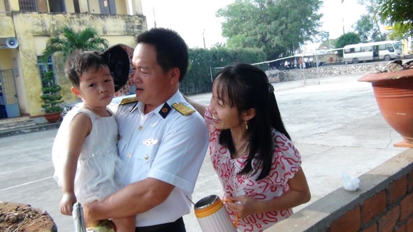 Đại úy Phạm Văn Bảy cùng vợ con trước khi xuống tàu đi làm nhiệm vụ.