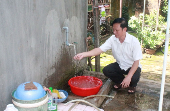 Nguồn nước giếng của gia đình ông Phạm Đình Dương khi bơm lên có mùi hôi và xuất hiện váng dầu.