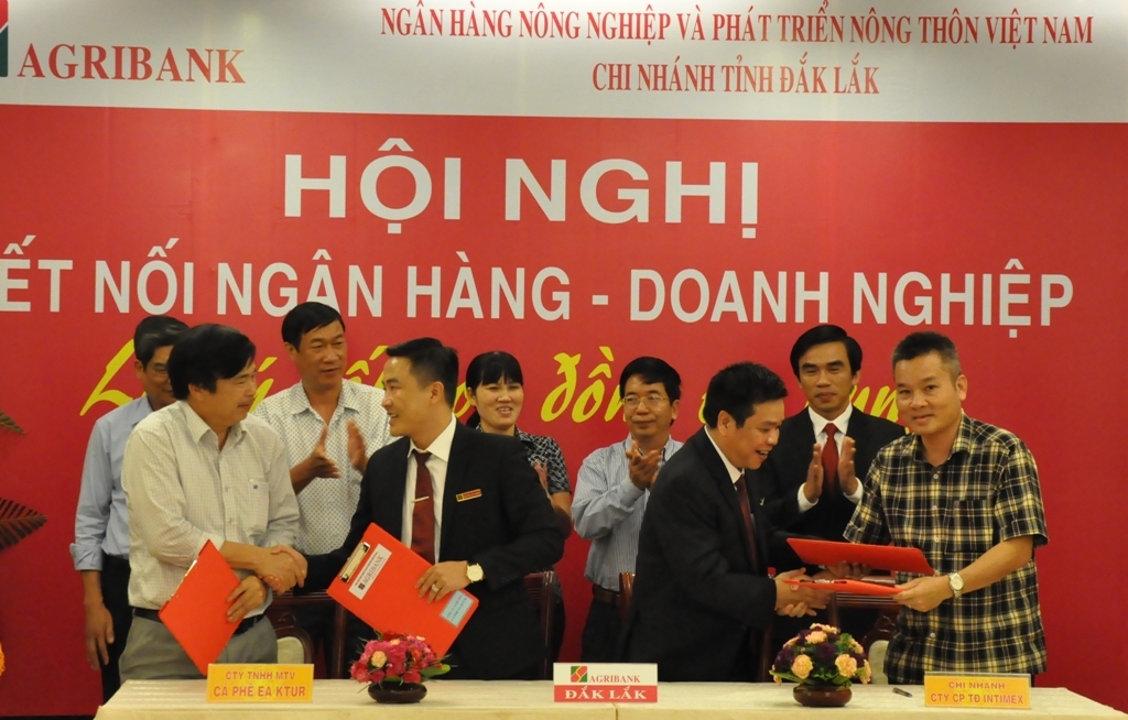 Đại diện Agribank Đắk Lắk ký kết hợp đồng với các doanh nghiệp