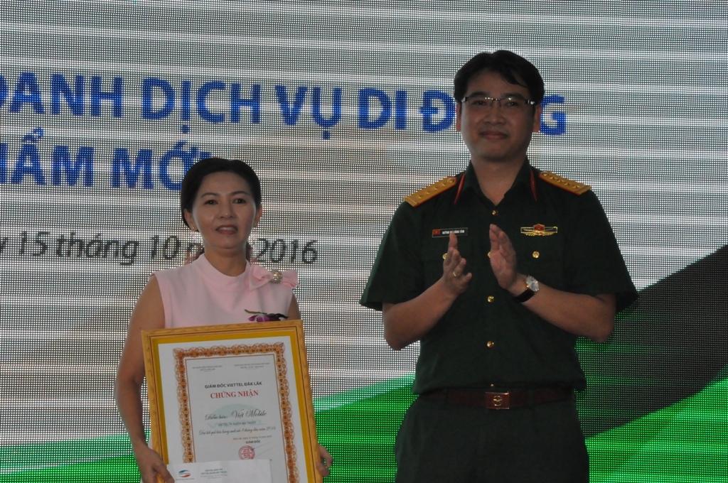 Giám đốc Chi nhánh Viettel Đắk Lắk Huỳnh Bá Công Tâm trao Chứng nhận điểm bán hàng xuất sắc nhất cho điểm bán hàng Việt Mobile