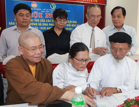 Các tổ chức tôn giáo trên địa bàn tỉnh ký kết chương trình phối hợp bảo vệ môi trường.  Ảnh: T.  Hồng