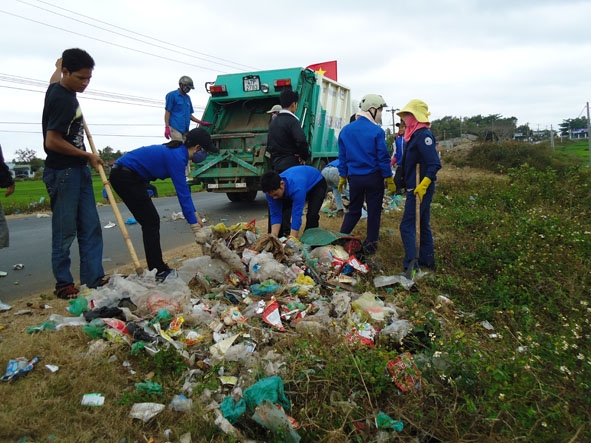 Công nhân và đoàn viên thanh niên Công ty TNHH MTV Đô thị và Môi trường Đắk Lắk thu dọn rác tại các bãi rác tự phát  trên địa bàn thành phố. Ảnh: M.Ngọc