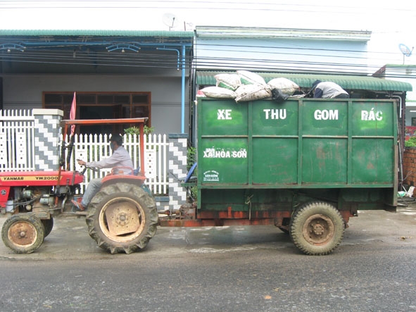 Xe thu gom rác tại xã Hòa Sơn (huyện Krông Bông). 