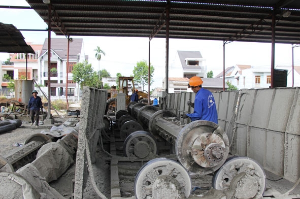 Sản xuất cột điện bê tông ly tâm tại Công ty Cổ phần công trình Việt Nguyên.