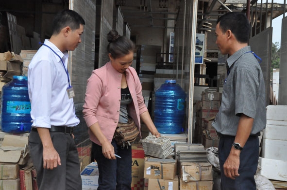 Cán bộ Chi cục Thuế huyện Cư Kuin kiểm tra một cơ sở kinh doanh trên địa bàn.