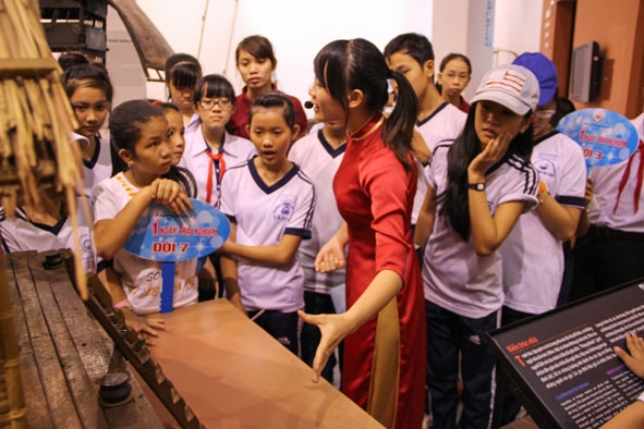 Các em học sinh tham dự buổi sinh hoạt ngoại khóa tại Bảo tàng tỉnh.  Ảnh: H. Gia