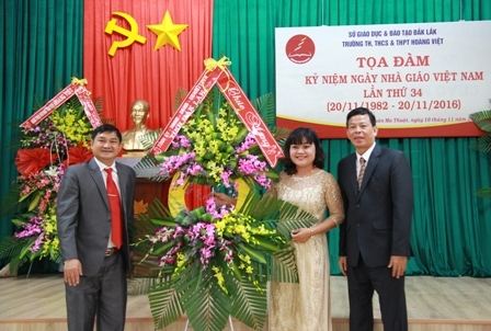 Phó Chủ tịch UBND tỉnh H'Yim Kđoh tặng hoa chúc mừng nhà trường và các thầy cô giáo.