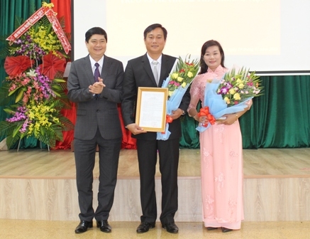 Giám đốc Sở GD-ĐT Phạm Đăng Khoa trao quyết định bổ nhiệm các Phó Hiệu trưởng Trường Hoàng Việt.