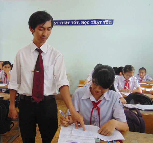 Thầy Nguyễn Ngọc Đức giảng bài cho học sinh trên lớp.