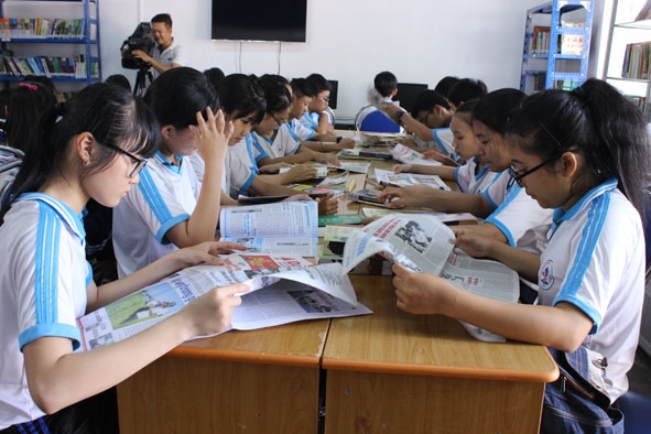 Các em học sinh Trường THCS Buôn Trấp tìm đọc sách tại thư viện thông minh của trường. 