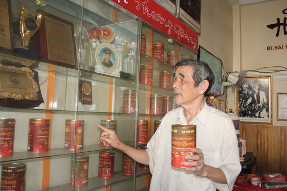 Ông Bùi Đình Truyện, chủ cơ sở chế biến cà phê bột Hương Giang giới thiệu về sản phẩm cà phê truyền thống nhà mình. 