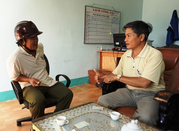 Bác sĩ tại Bệnh viện cây trồng huyện Krông Pắc đang “khám bệnh” cây trồng và tư vấn  cho nông dân.
