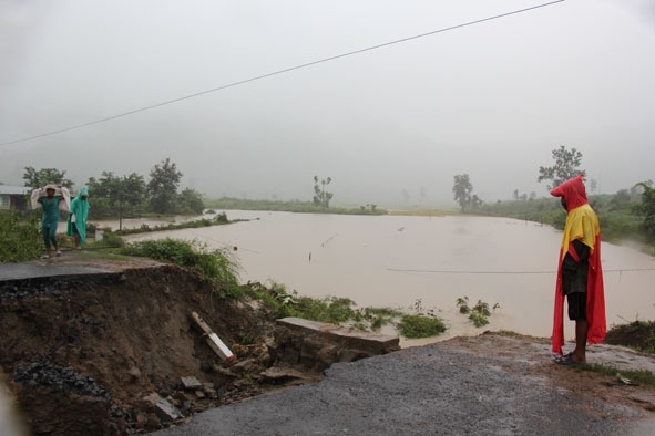 Đường cứu hộ, cứu nạn xã Hòa Phong - Cư Pui (huyện Krông Bông) bị sạt lở. 