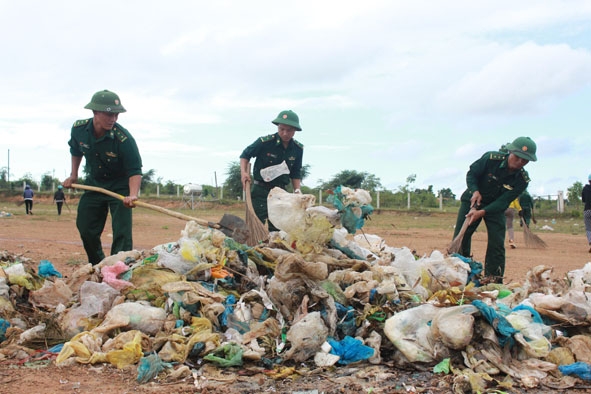Lực lượng đoàn viên thu gom rác thải ở khu vực chợ xã Krông Na