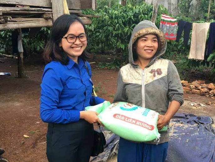 Đại diện Hội LHTN Việt Nam TP. Buôn Ma Thuột tặng quà cho hộ nghèo tại xã Hòa Phú