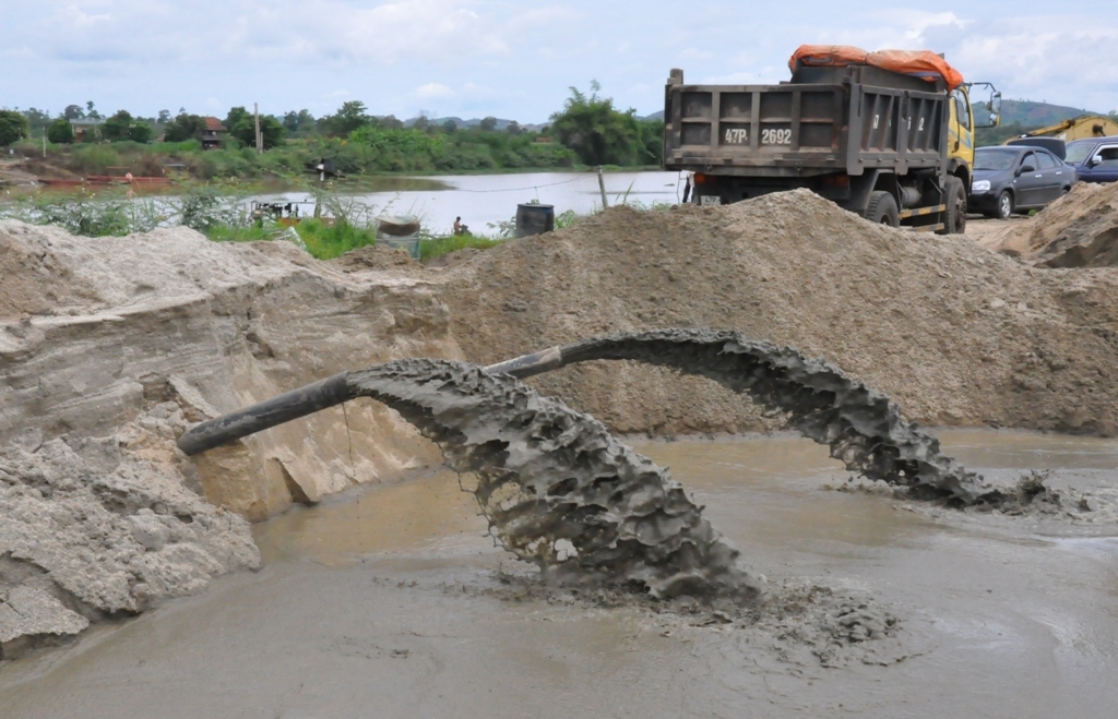 Khai thác cát tại huyện Krông Ana