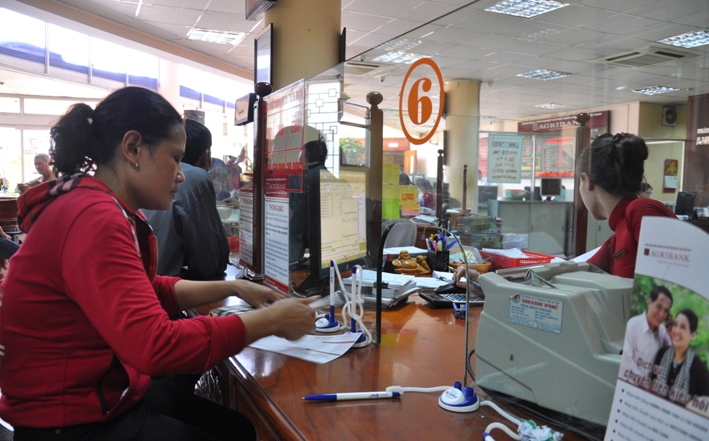 Khách hàng thực hiện giao dịch tại quầy chi trả kiều hối Ngân hàng NN-PTNT Chi nhánh Đắk Lắk