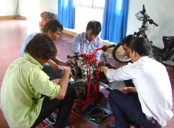 Học nghề sửa chữa xe gắn máy tại Trung tâm Dạy nghề huyện Cư M’gar.