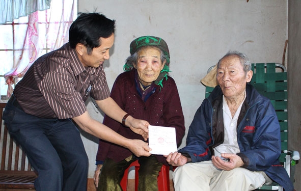 Người cao tuổi có hoàn cảnh khó khăn trên địa bàn huyện Cư Kuin nhận Sổ tiết kiệm từ Chương trình “Tiết kiệm làm theo lời Bác” trao tặng. 