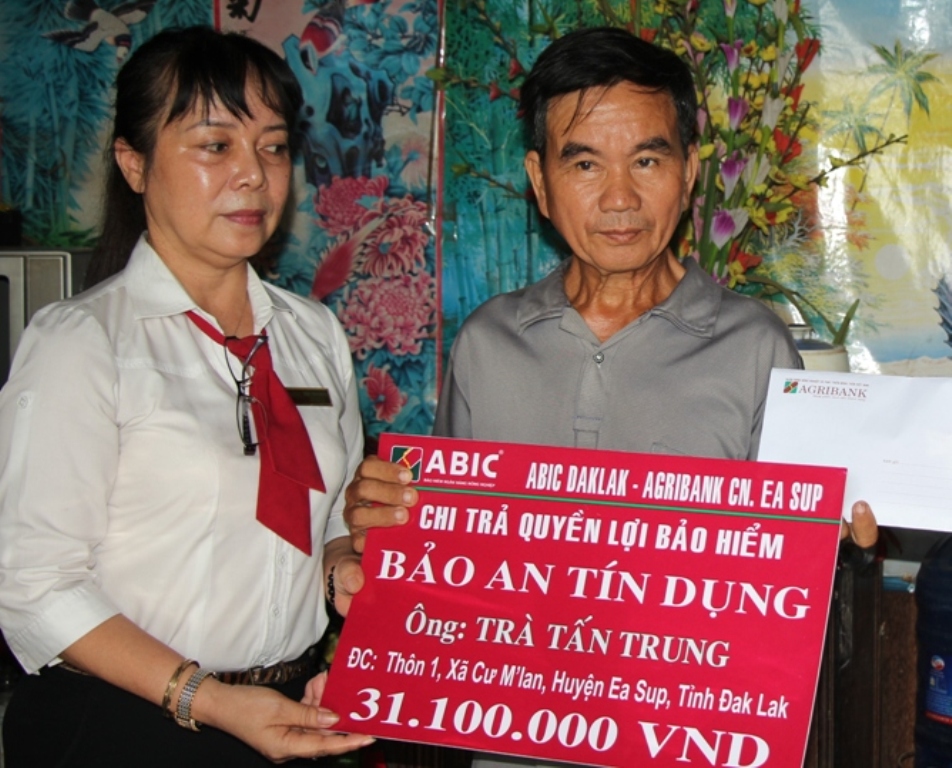 ABIC Đắk Lắk trao tiền chi trả quyền lợi bảo hiểm cho một khách hàng trên địa bàn huyện Ea Súp