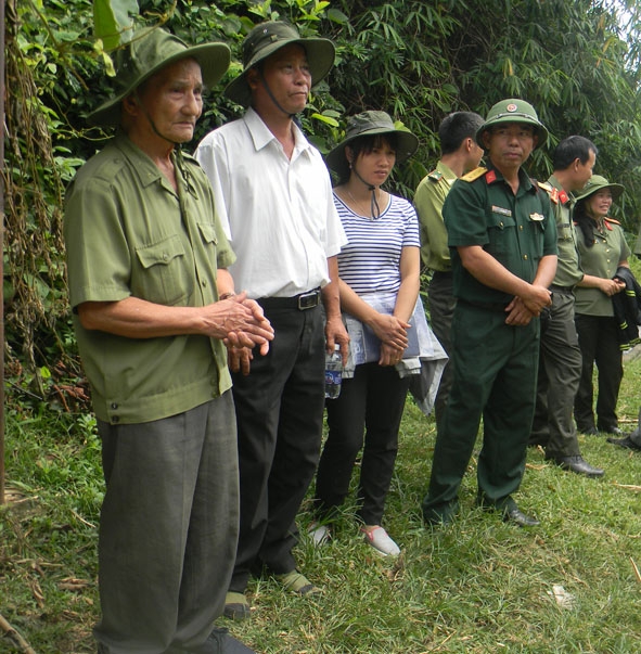 Ông  Lê Chí Quyết  (bìa trái)  tham gia  đoàn khảo sát Khu di tích  lịch sử H9 - Krông Bông vào cuối  tháng 8-2016.