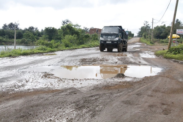 Mặt đường tỉnh lộ 3 đoạn qua xã Phú Xuân (huyện Krông Năng) bị hư hỏng nặng.  