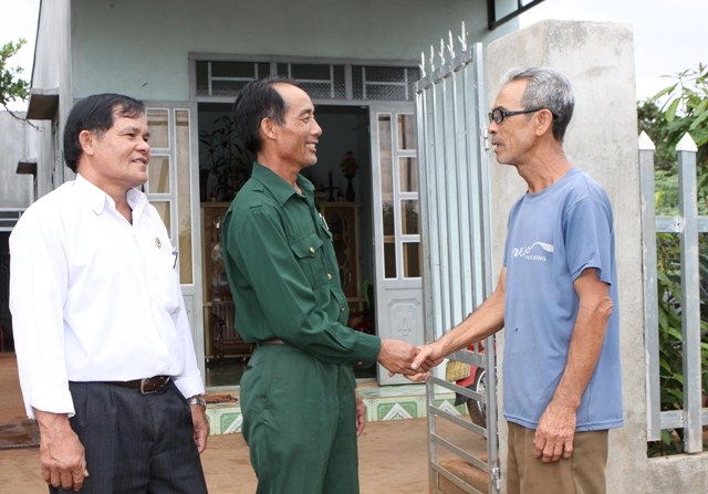 Hội CCB huyện Cư M’gar đến thăm gia đình CCB Cao Xuân Lợi (ngoài cùng bên phải) vừa được hỗ trợ xây ngôi nhà mới.