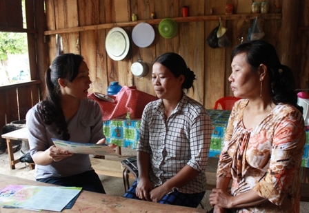 Chị Khúc Thị Thủy (bìa trái) tư vấn cho phụ nữ trên địa bàn về các biện pháp tránh thai an toàn. 