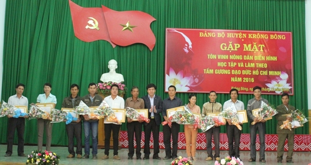 Ban Thường vụ Huyện ủy Krông Bông tặng giấy khen cho những nông dân điển hình học tập và làm theo tấm gương đạo đức Hồ Chí Minh.