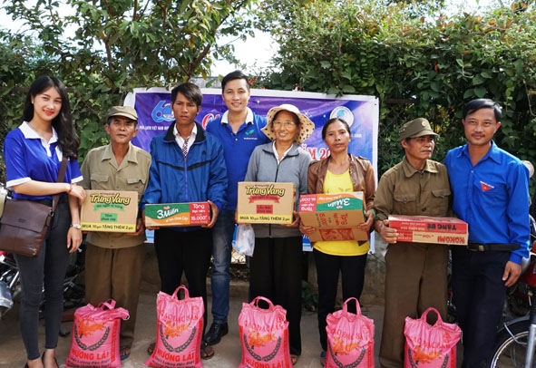 CLB “Khát vọng xanh” trao quà cho hộ nghèo, đặc biệt khó khăn tại xã Băng A Đrênh trong Chương trình  Tình nguyện mùa đông 2016. 