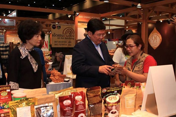 Các sản phẩm cà phê CDĐL Buôn Ma Thuột được quảng bá, trưng bày tại hội chợ triển lãm Thái Lan,  vào tháng 8-2016.
