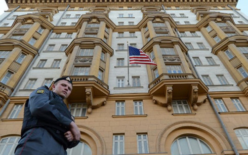 Một nhân viên an ninh Nga trước tòa nhà đại sứ quán Mỹ tại Moscow